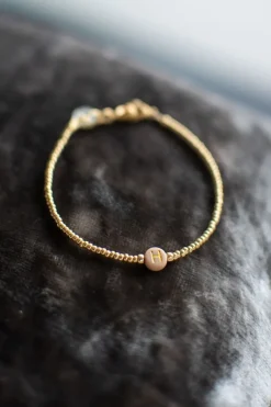New Armband met beige letter | Goud DAMES Sieraden