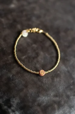 Outlet Armband met lichtbruine letter | Goud DAMES Sieraden