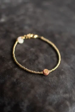 Outlet Armband met lichtbruine letter | Goud DAMES Sieraden