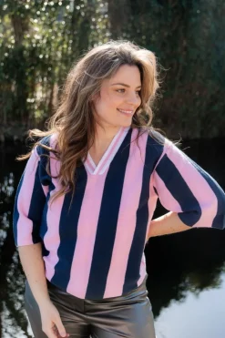 Hot Soccer Tee | Pink vs. Navy | DAMES Tops|Tops